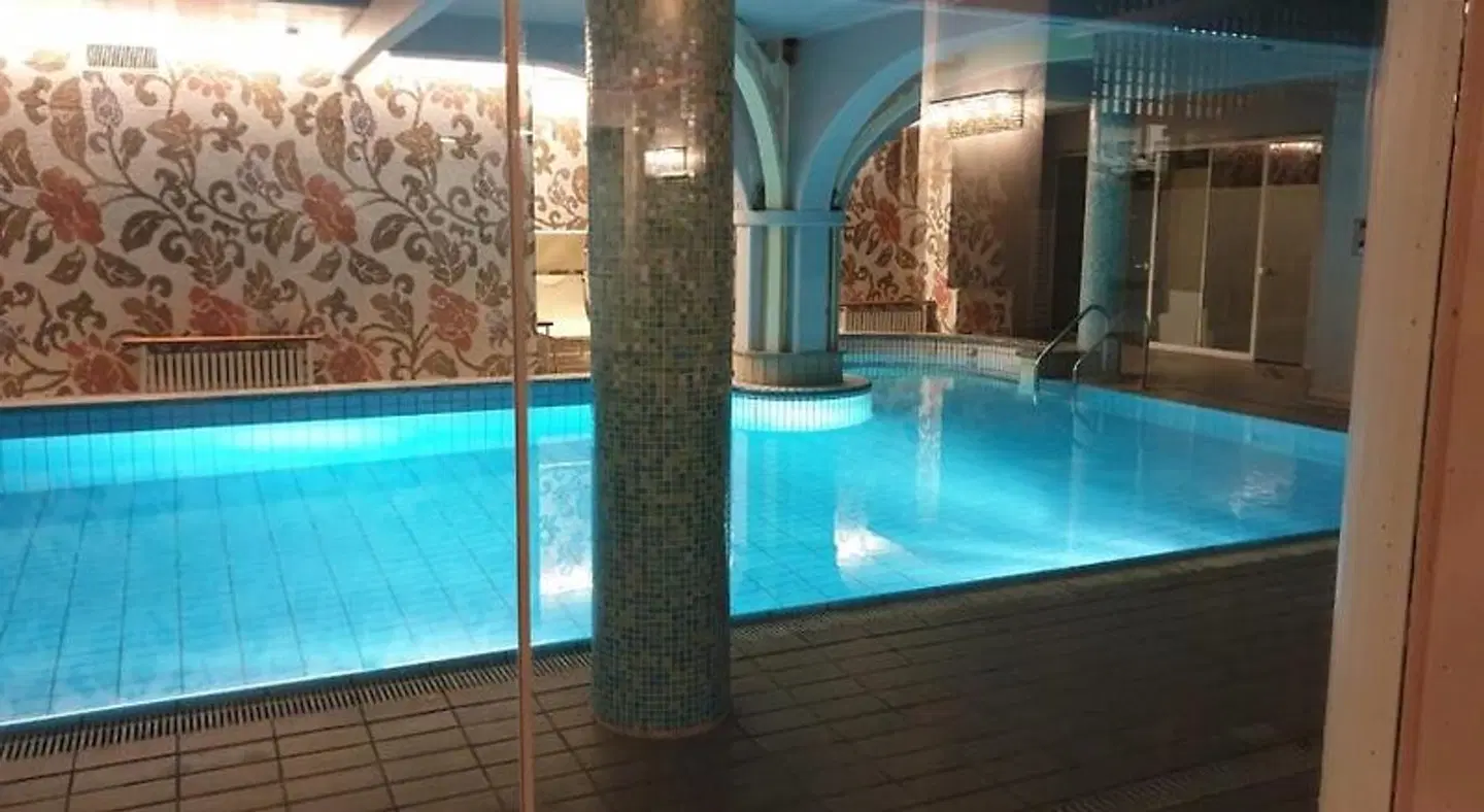Riz Ferrari Hallenbad
