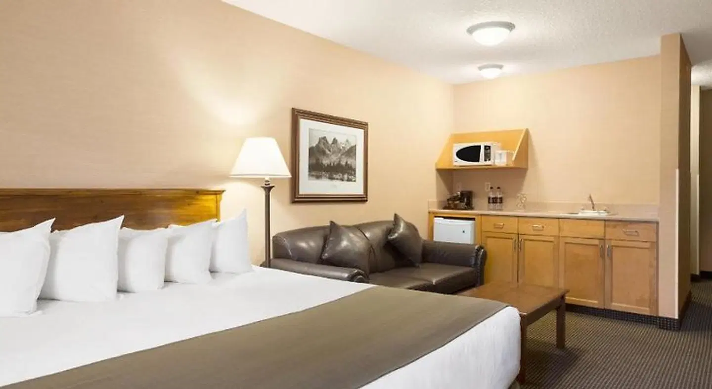 Ramada Inn & Suites Canmore ROOM_EXAMPLE