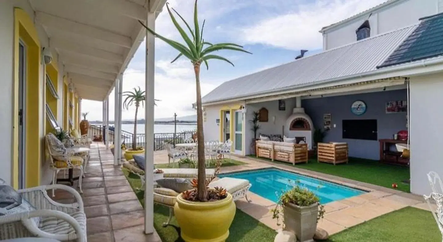 Gordon's Beach Lodge EXTERIOR