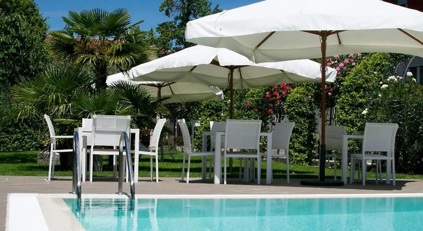 Vialeromadodici Rooms & Apartments OUTDOOR_POOL