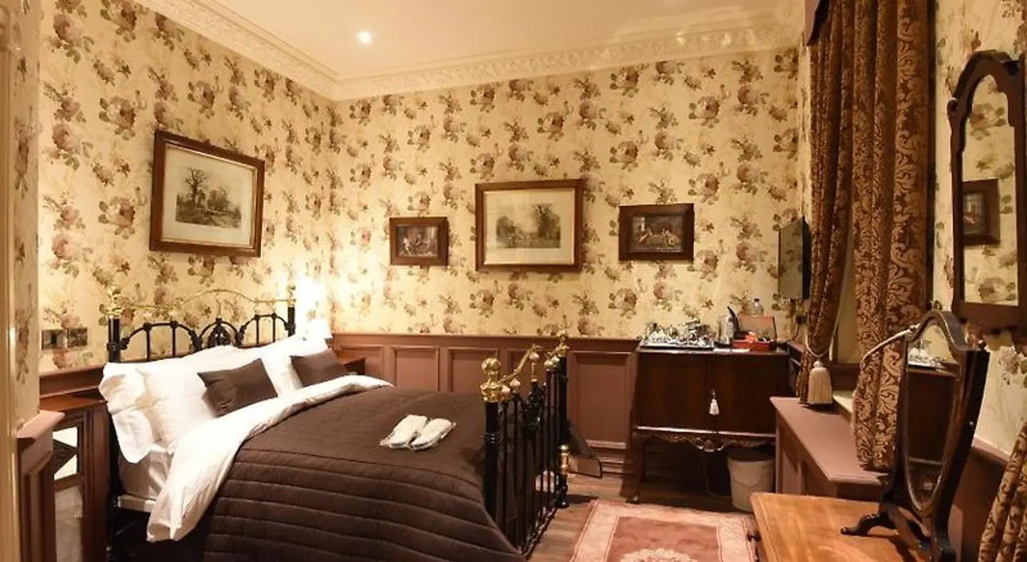 The Aston Tavern ROOM_EXAMPLE