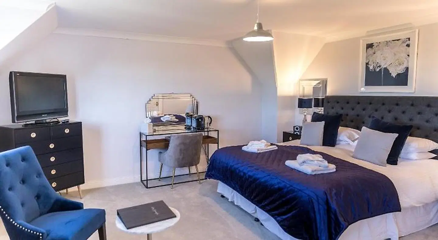 Cricket Field House ROOM_EXAMPLE