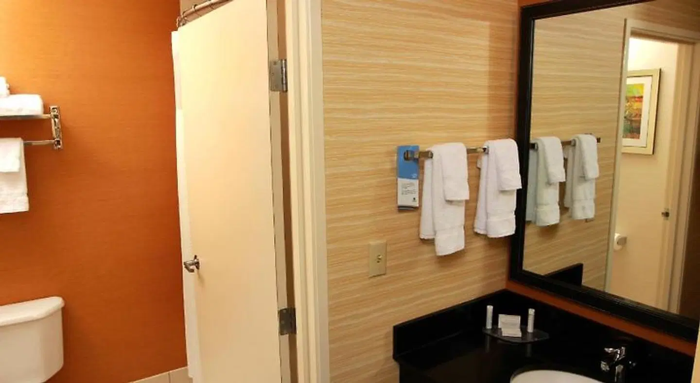 Spark by Hilton Traverse City Badezimmer