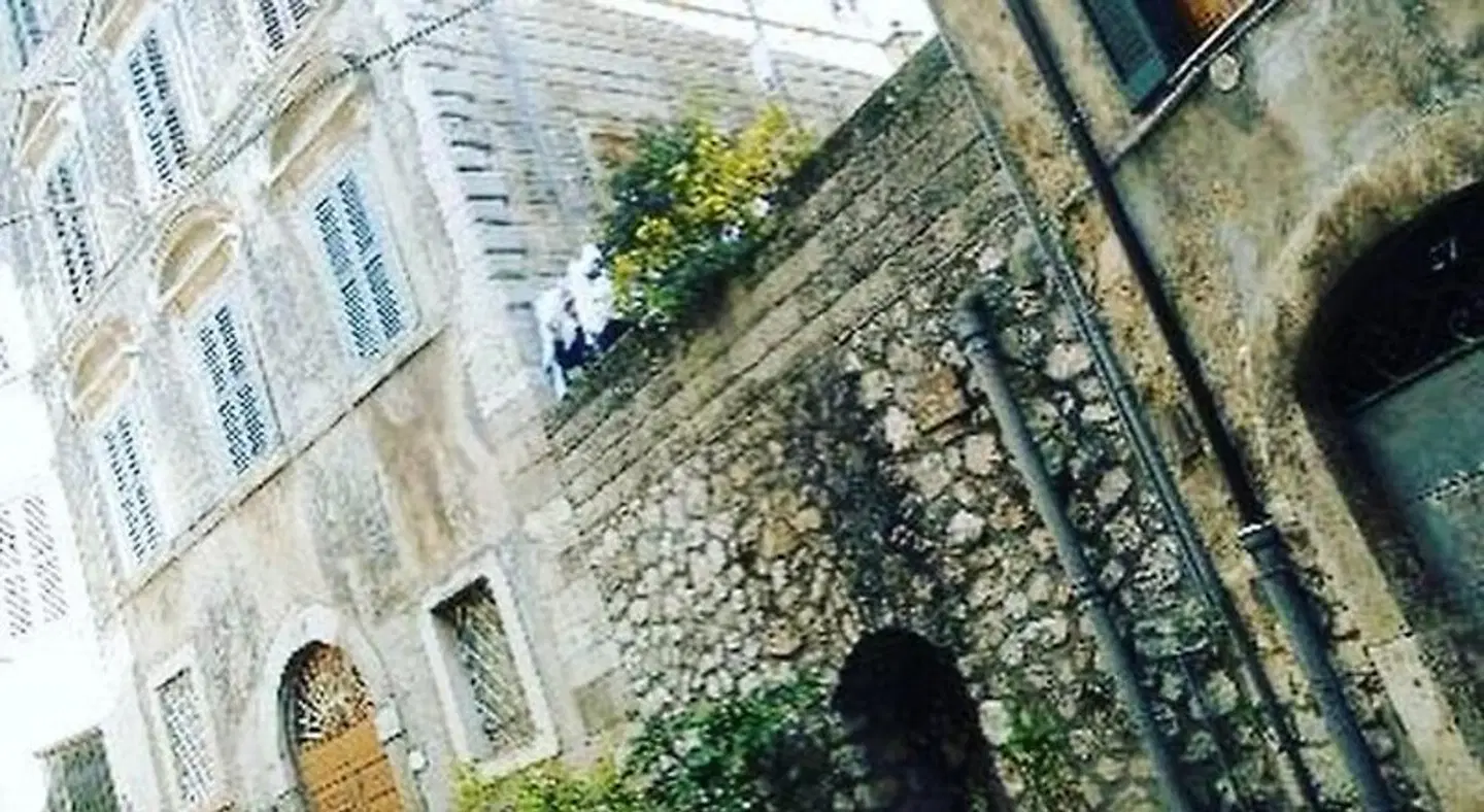 Elvira EXTERIOR