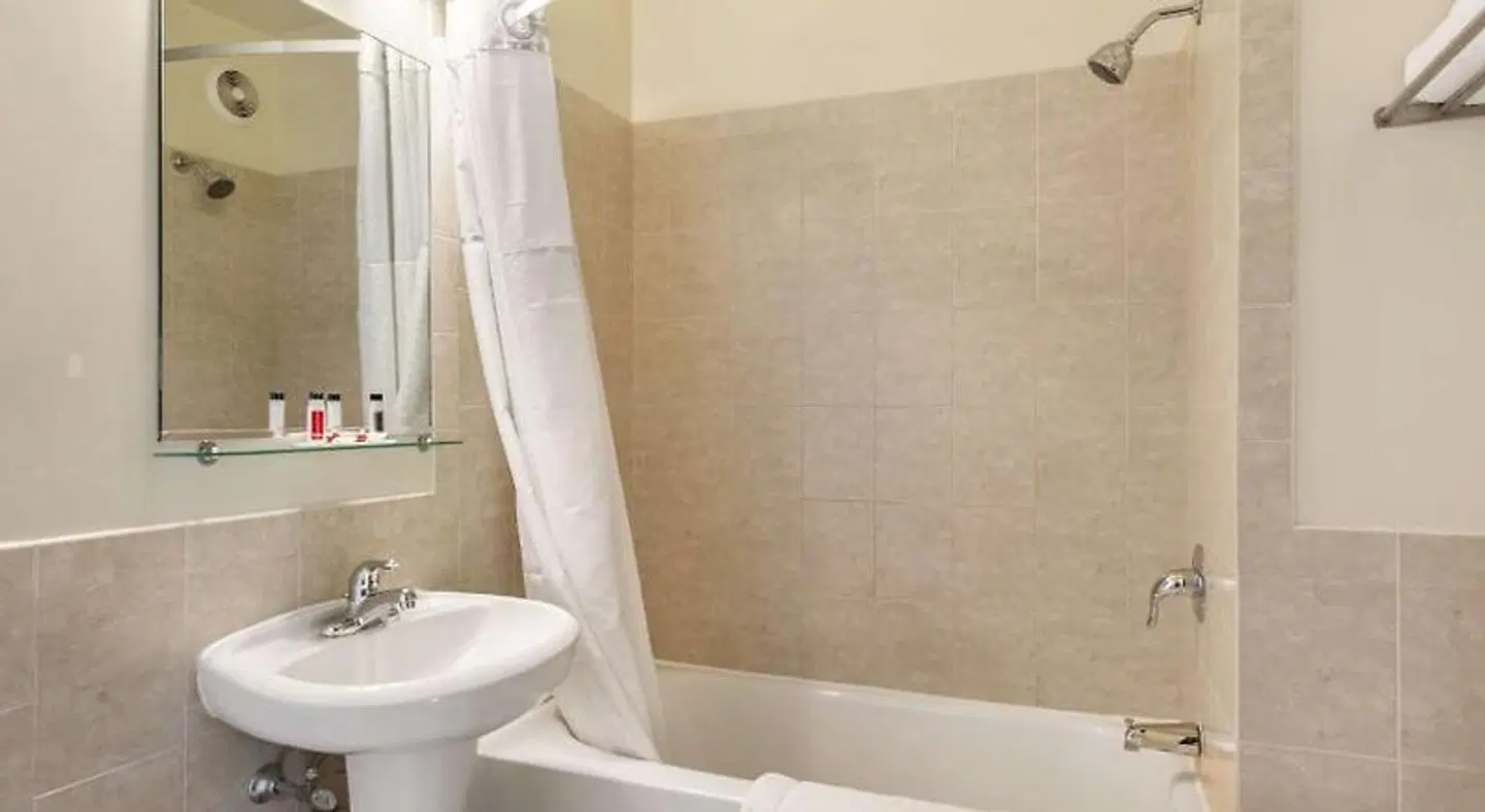 Travelodge by Wyndham Downtown Chicago Badezimmer