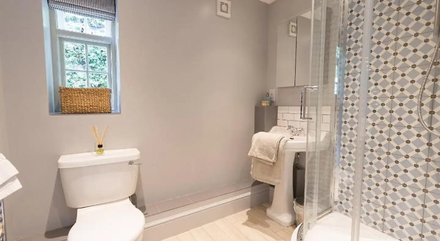 Church End Cottage Badezimmer