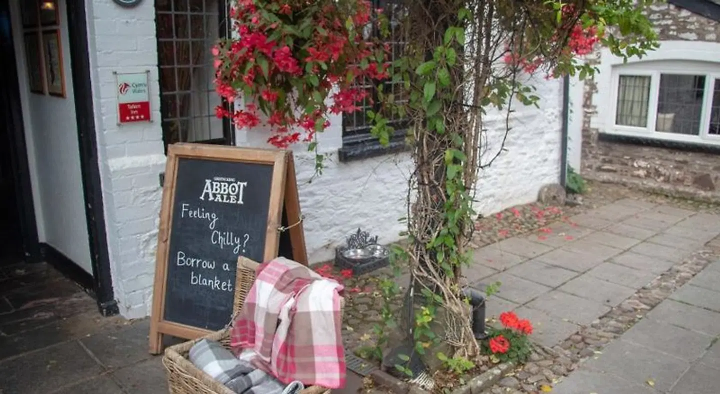 The Greyhound Inn and Hotel EXTERIOR