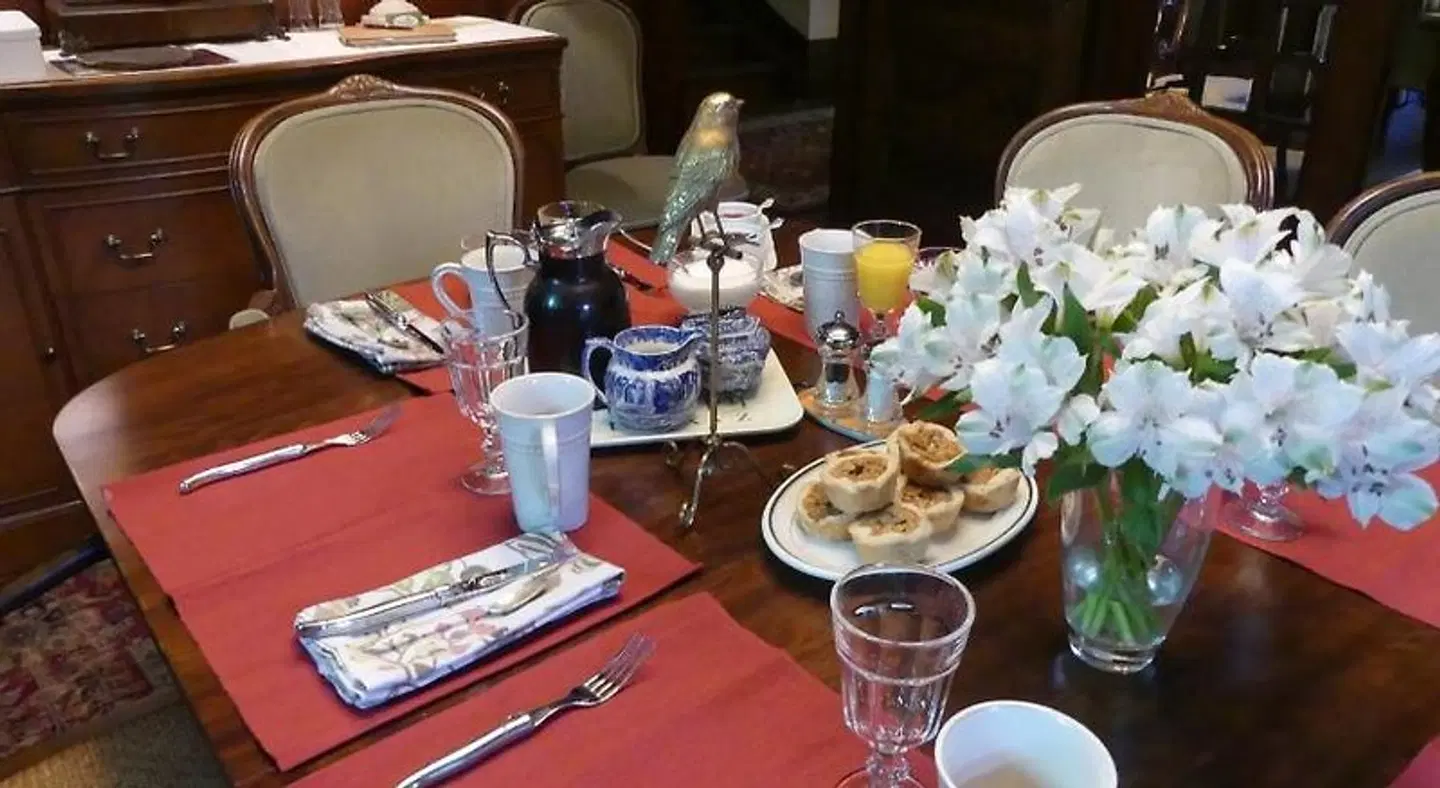 The Captain's House heritage bed & breakfast Restaurant