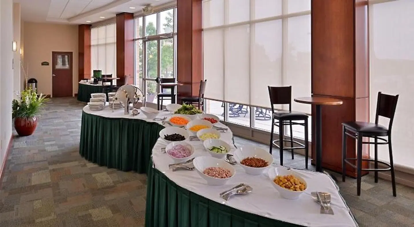 Holiday Inn Madison at The American Center by IHG Restaurant