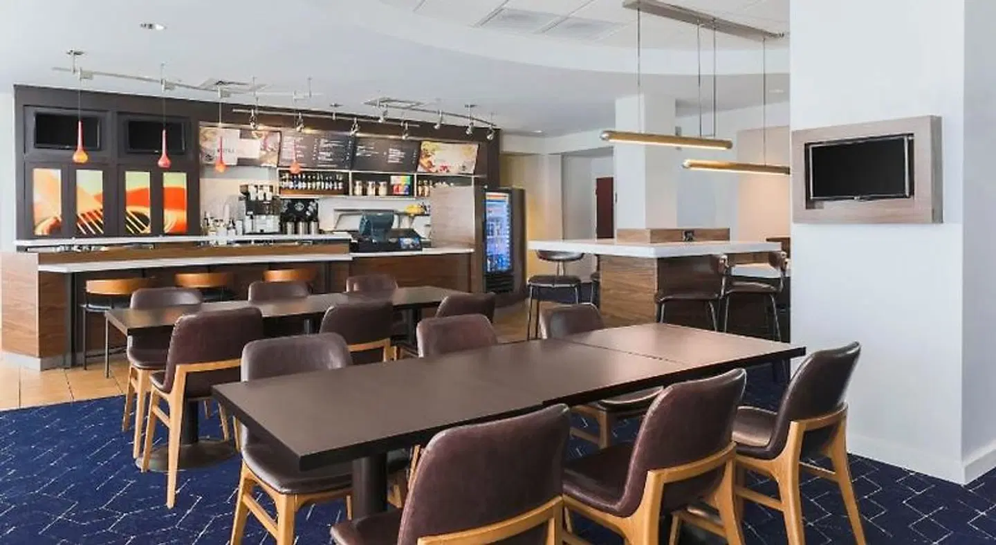 Courtyard by Marriott Austin Airport Bar
