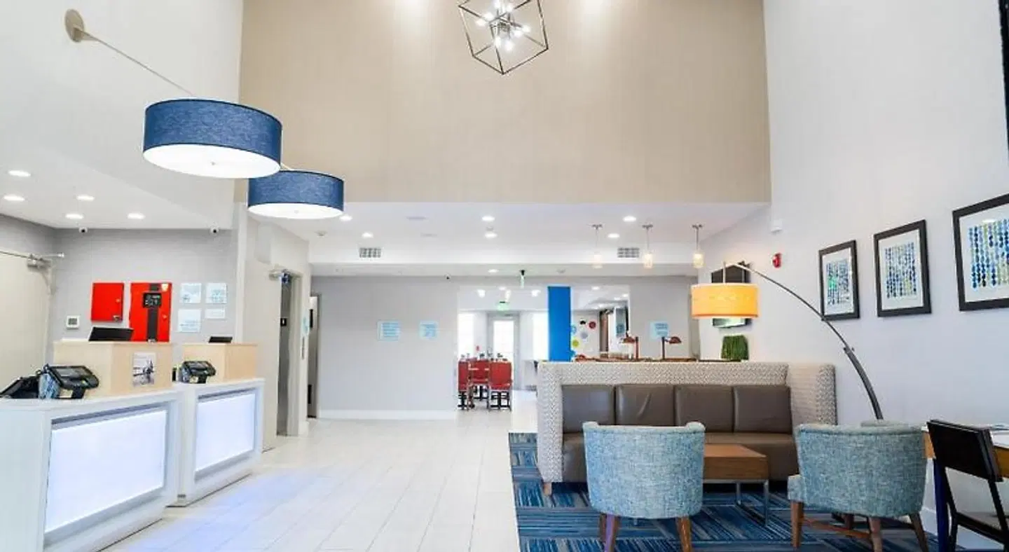 Holiday Inn Express & Suites Lake Forest - Irvine East by IHG Bar