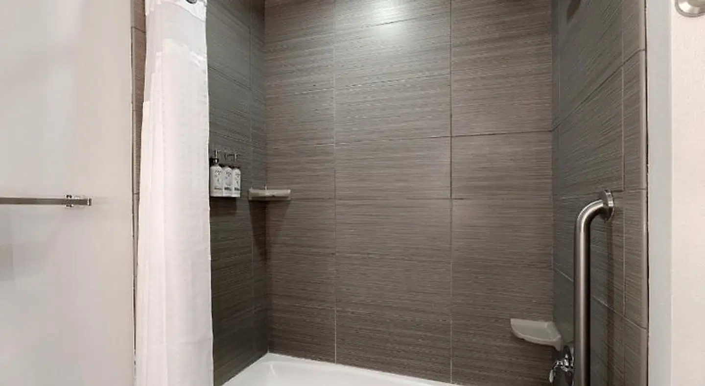 Holiday Inn Express & Suites Kansas City KU Medical Center by IHG Badezimmer