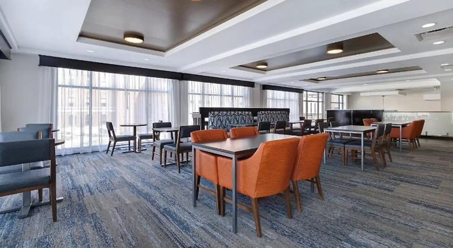 Holiday Inn Express & Suites Kansas City KU Medical Center by IHG Restaurant