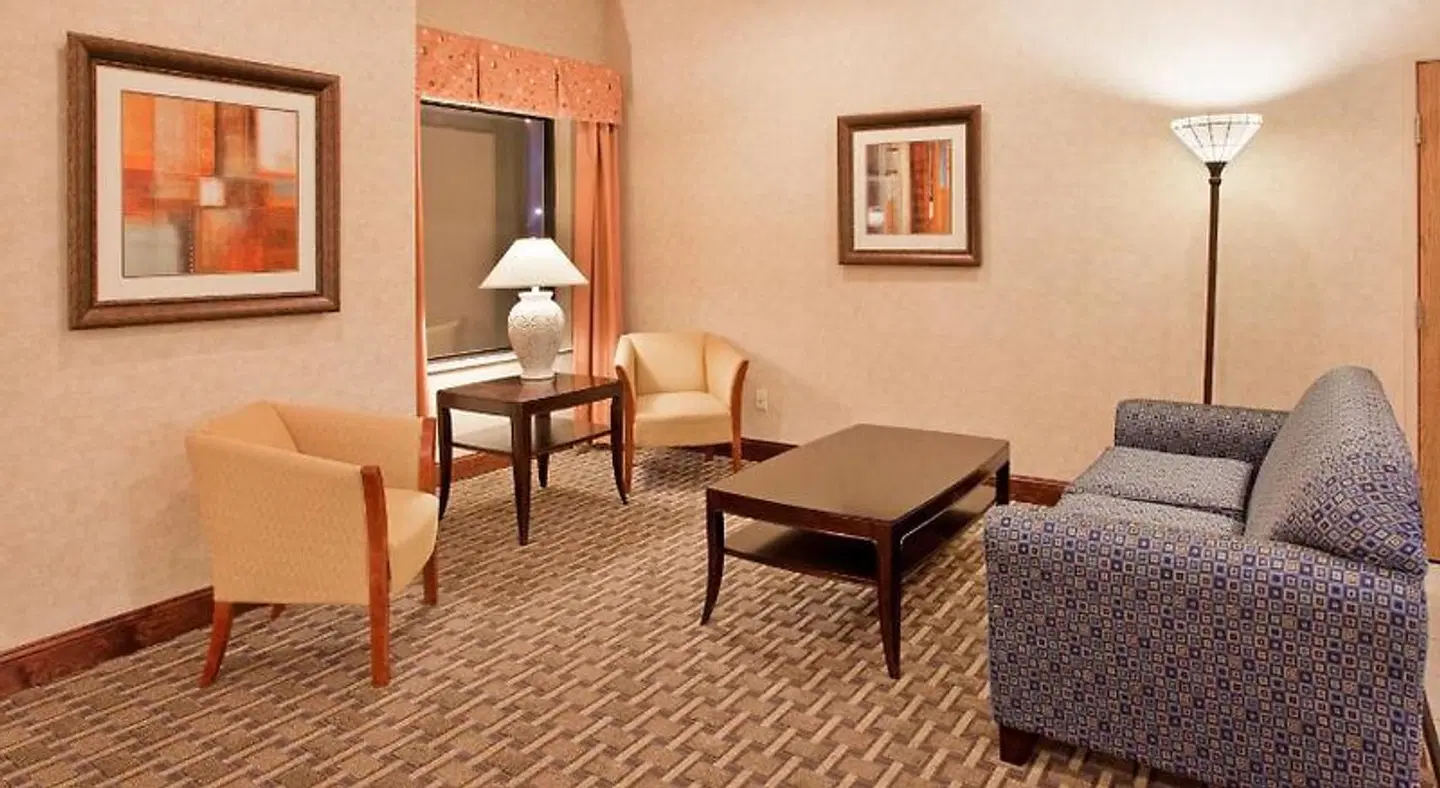 Holiday Inn Express & Suites Kansas City-Liberty (Hwy 152) by IHG ROOM_EXAMPLE
