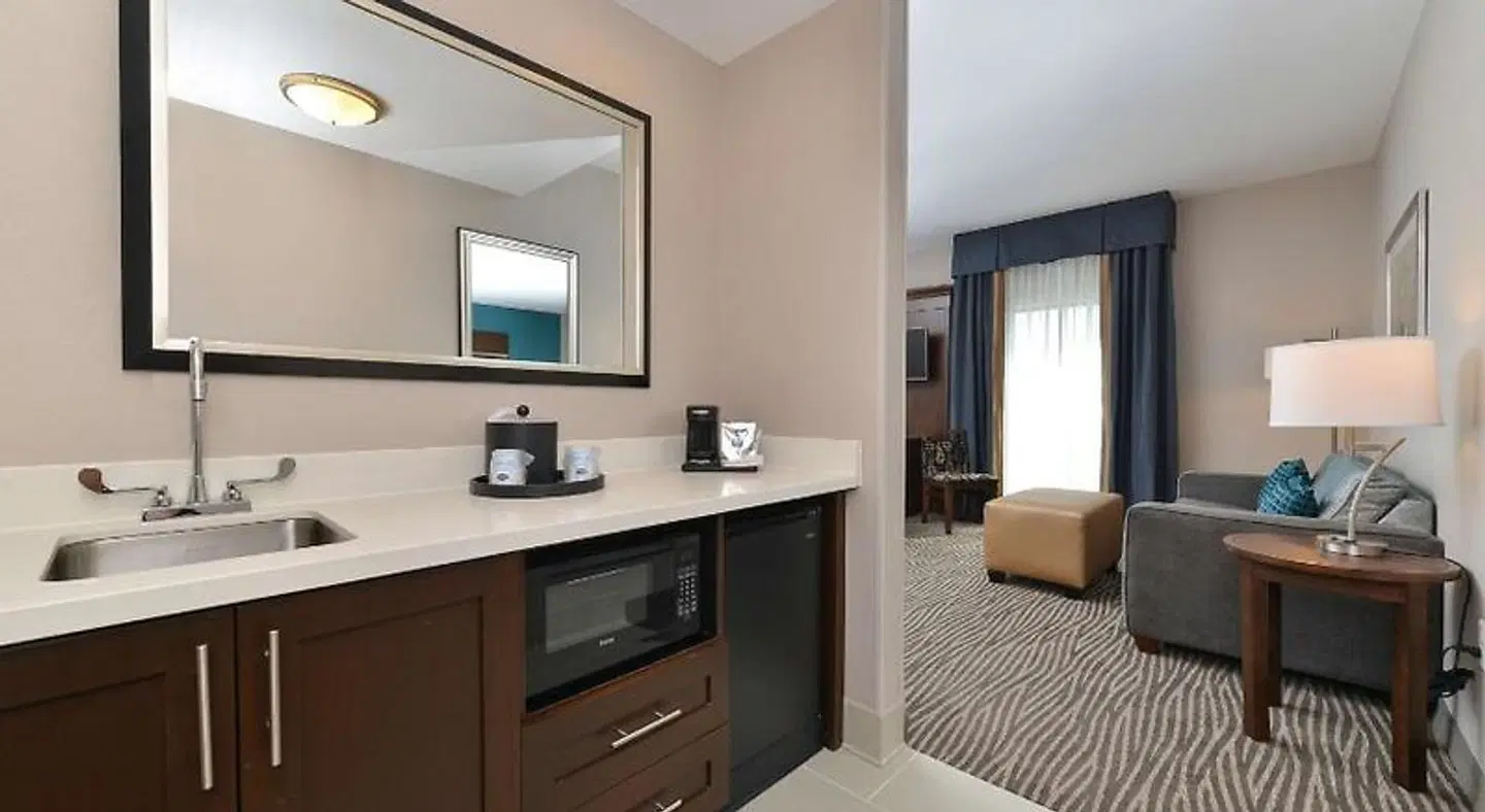 Hampton Inn & Suites Des Moines Downtown ROOM_EXAMPLE