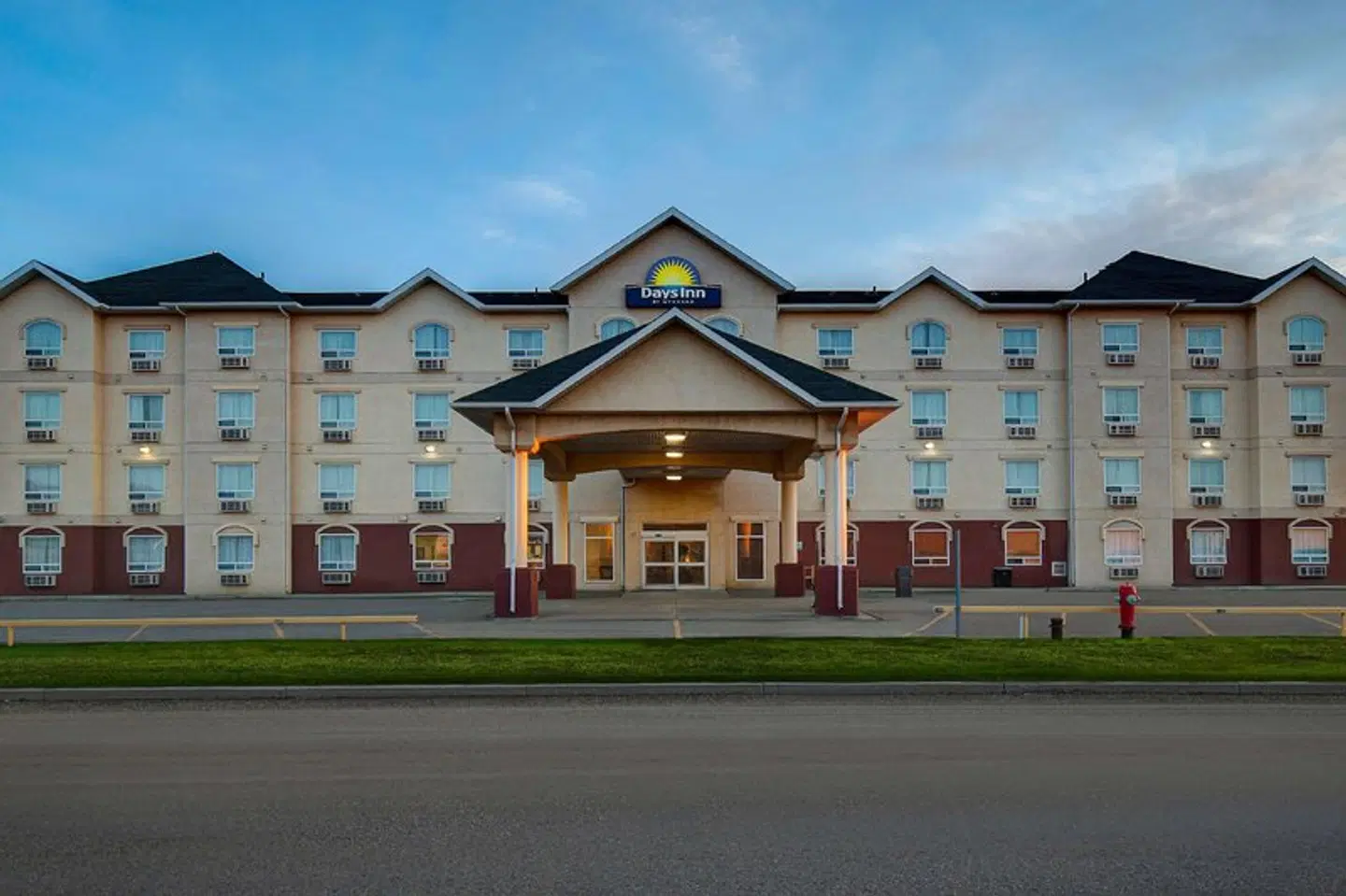 Days Inn by Wyndham Dawson Creek EXTERIOR