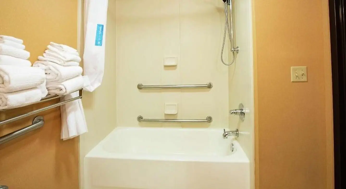 Hampton Inn Elizabethtown Badezimmer