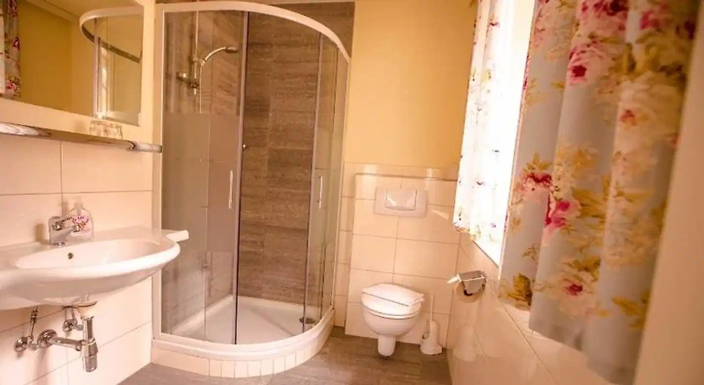 Hotel Wintergarten Badezimmer