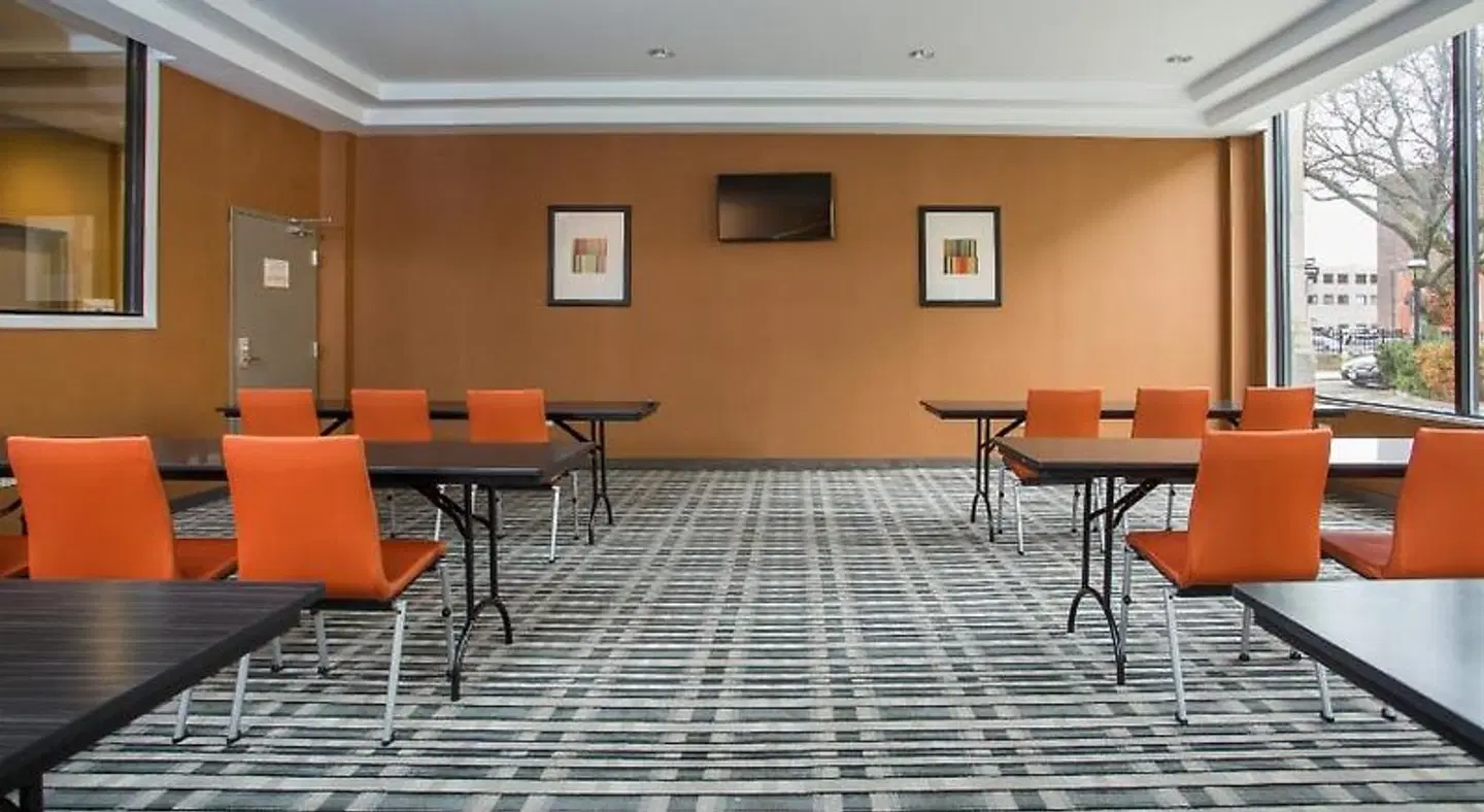 Holiday Inn Express Springfield Downtown by IHG Bar