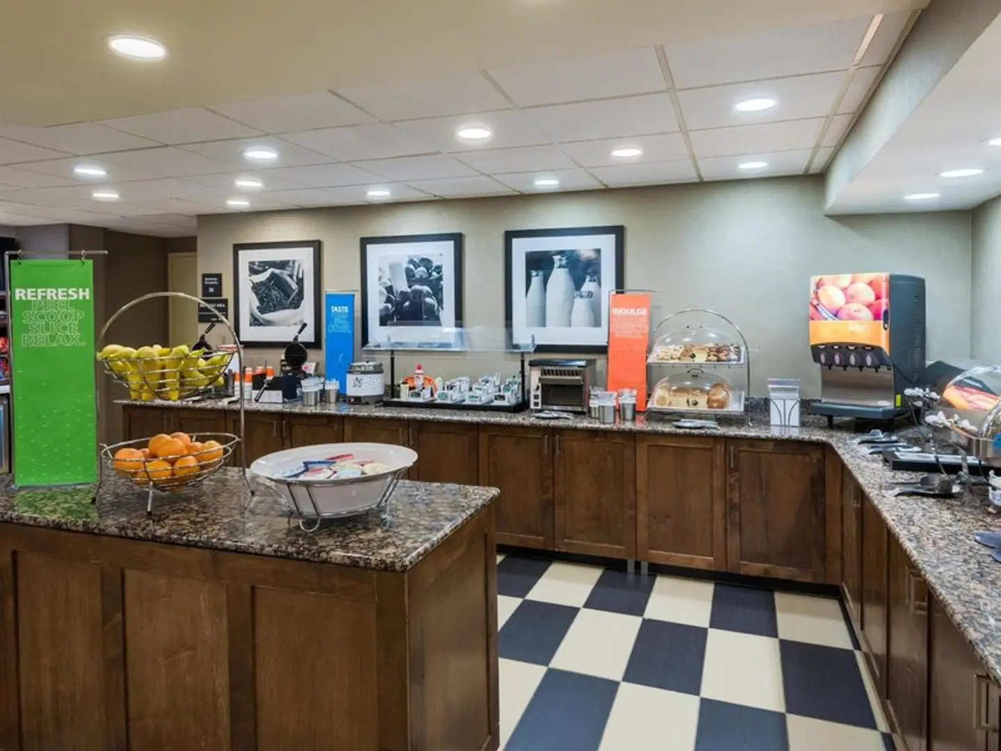 Hampton Inn Charlotte-University Place Bar