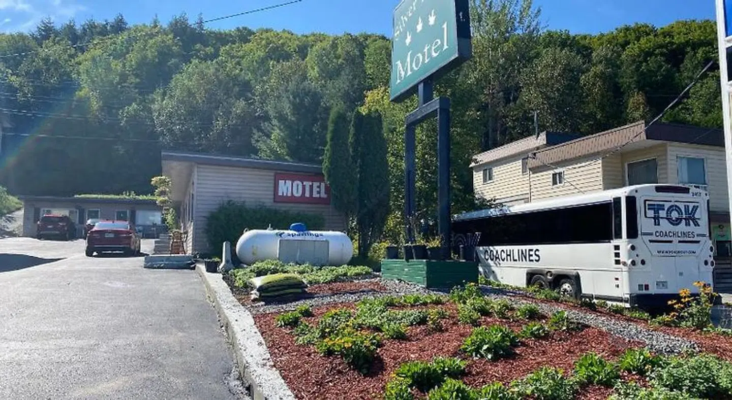 Silver Maple Motel EXTERIOR