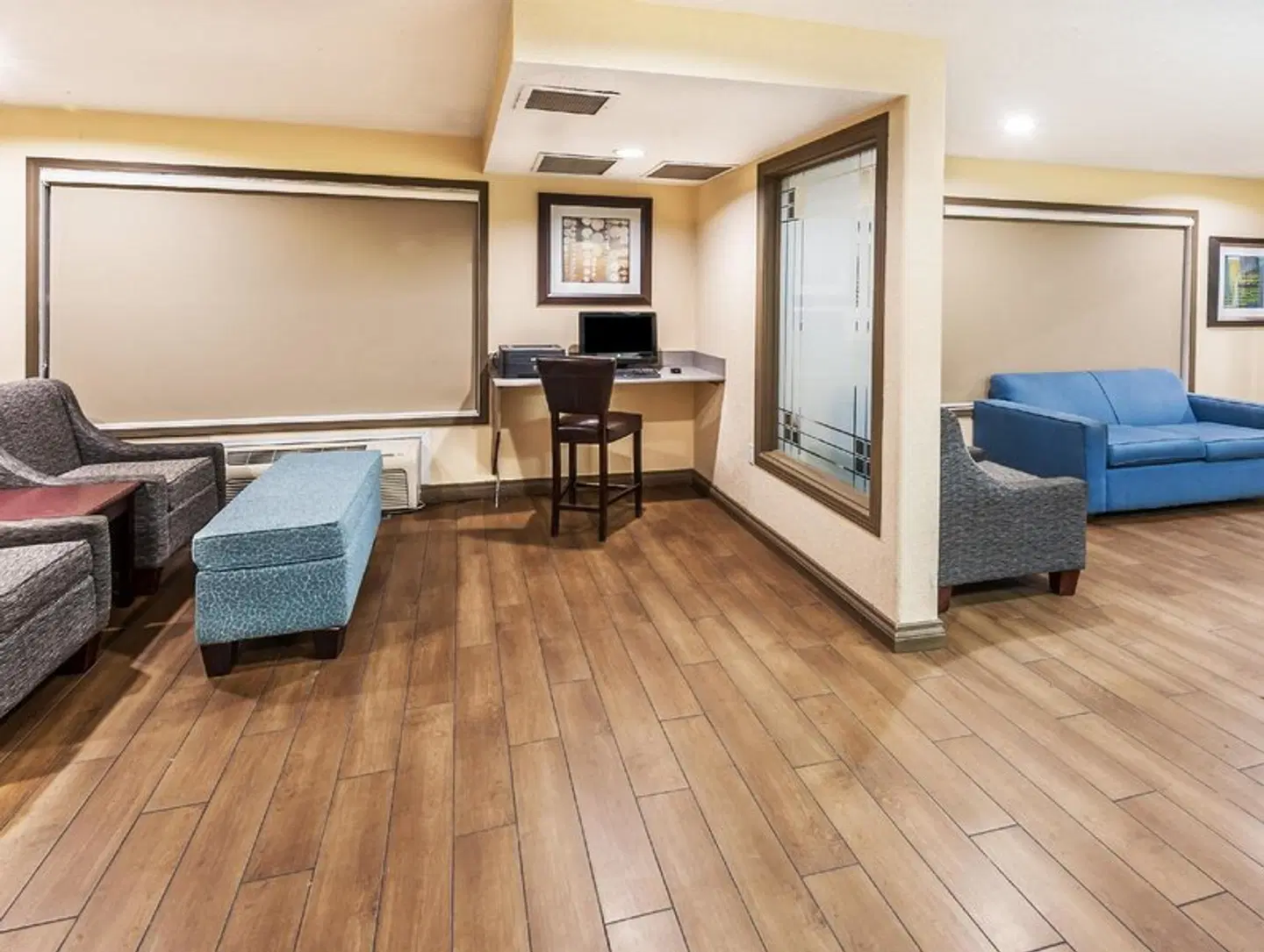 Super 8 by Wyndham Calgary/Airport ROOM_EXAMPLE