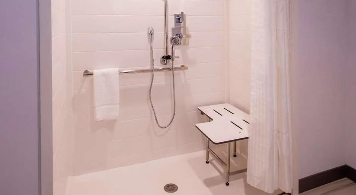Hilton Garden Inn Kansas City Airport Badezimmer
