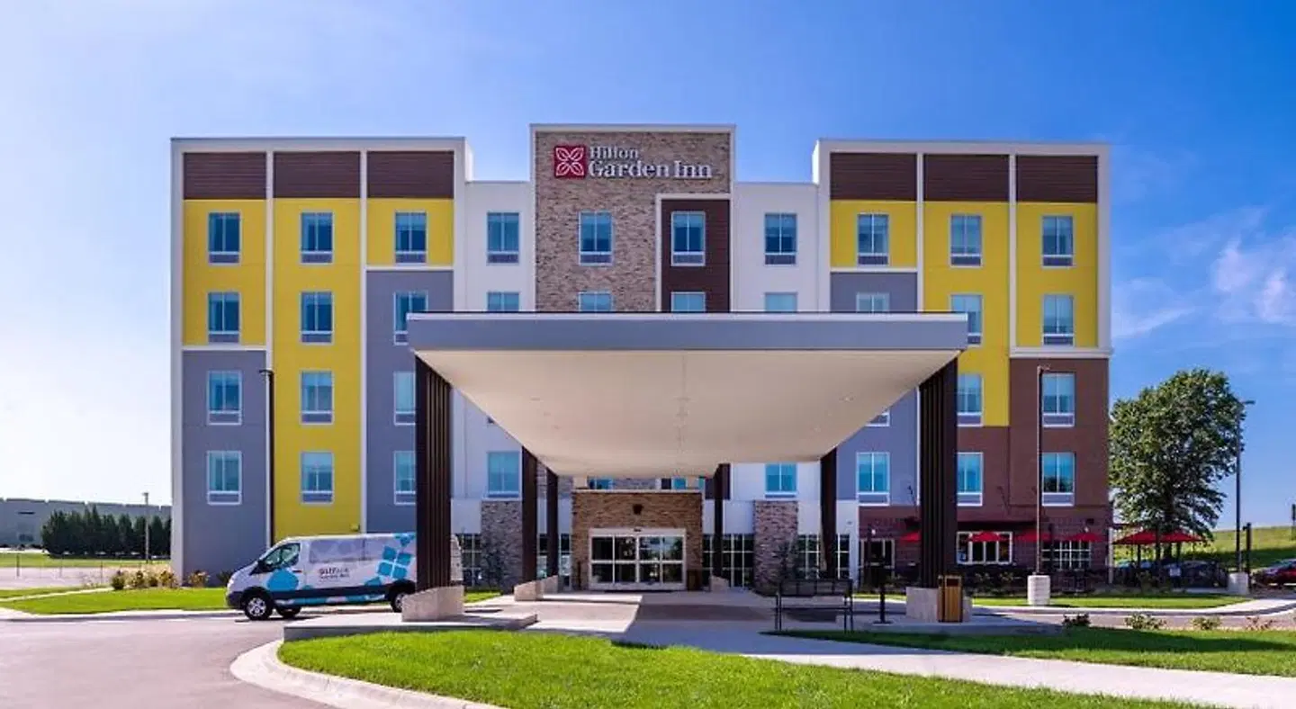 Hilton Garden Inn Kansas City Airport EXTERIOR