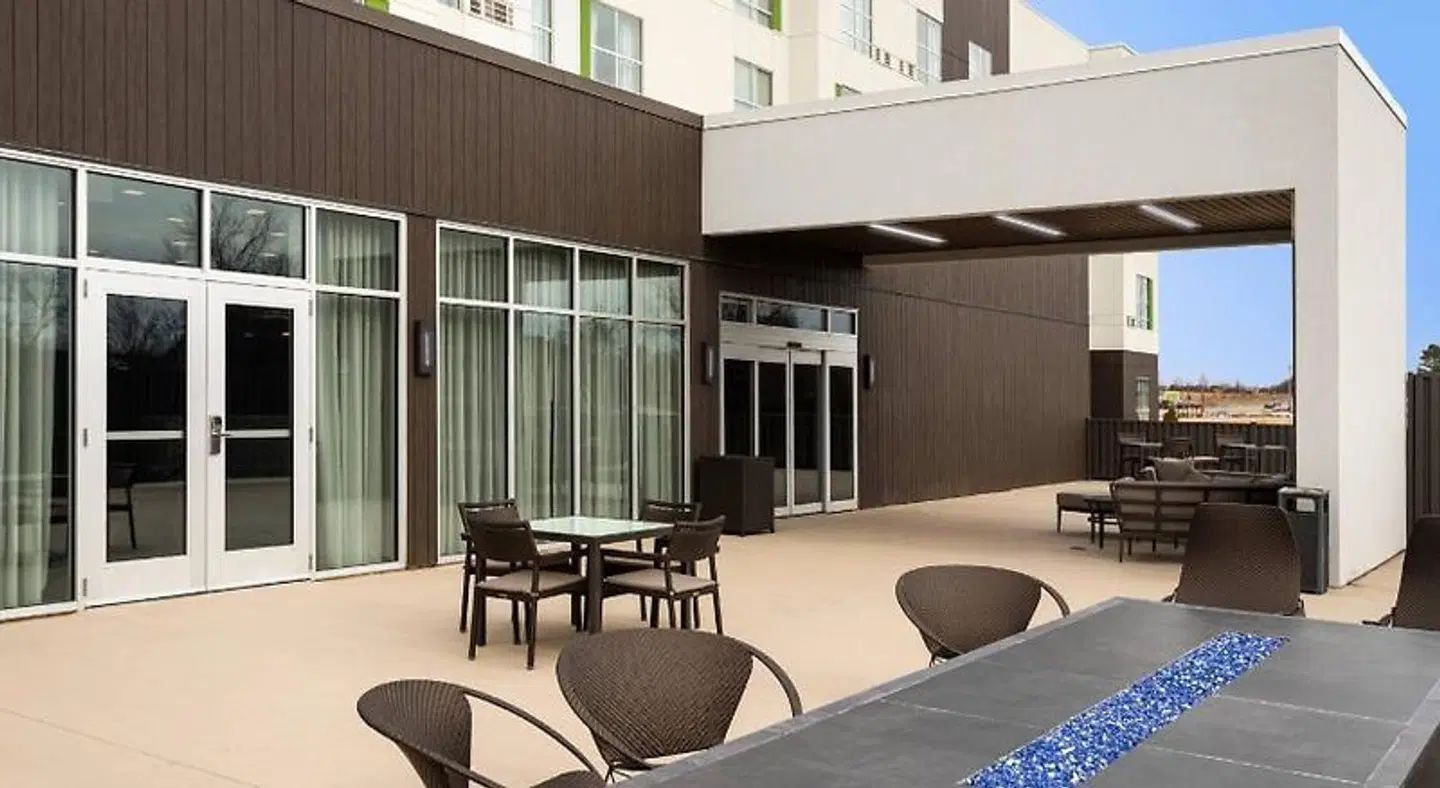 Courtyard by Marriott Jonesboro Terrasse