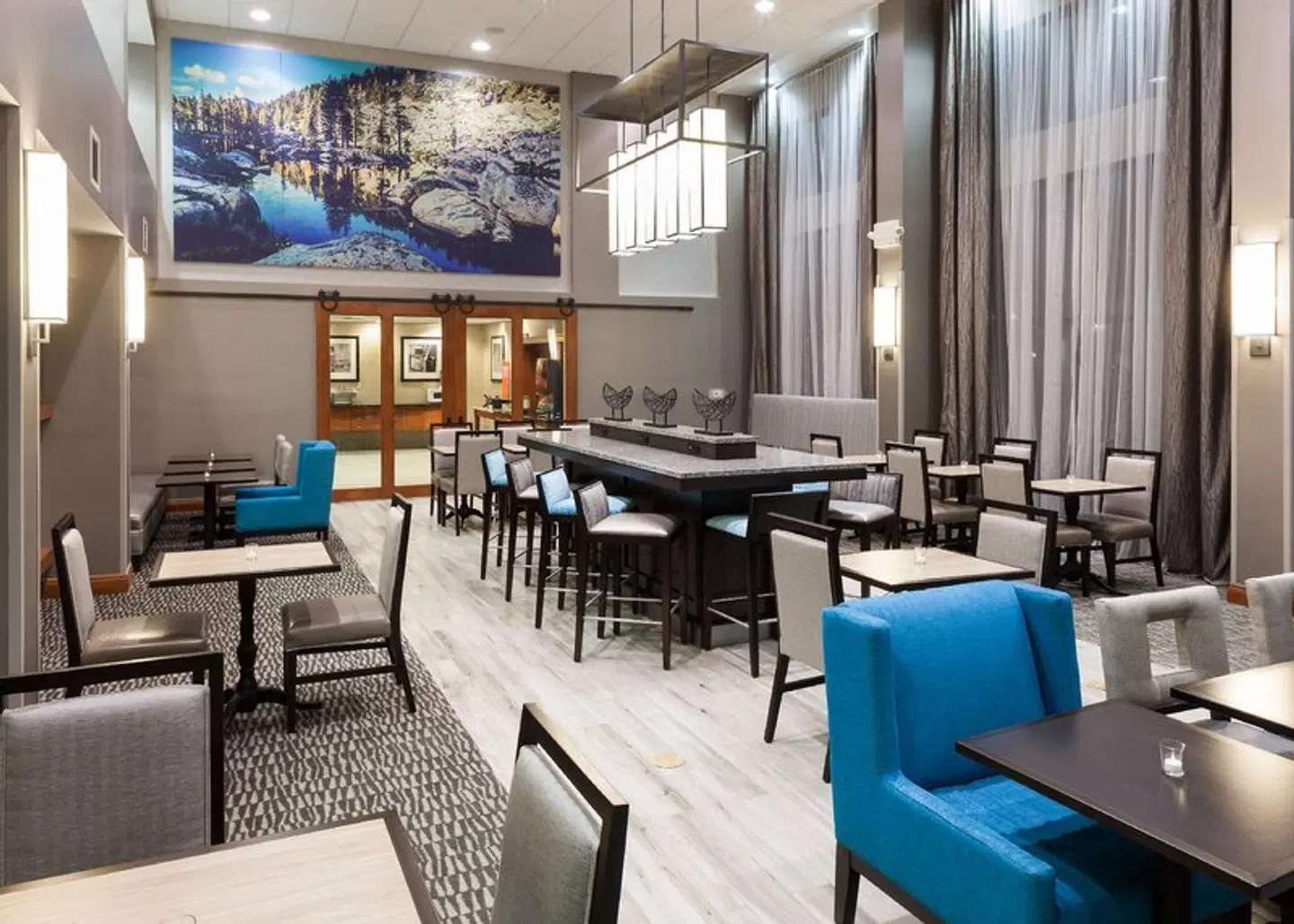 Hampton Inn & Suites Tulare Bar