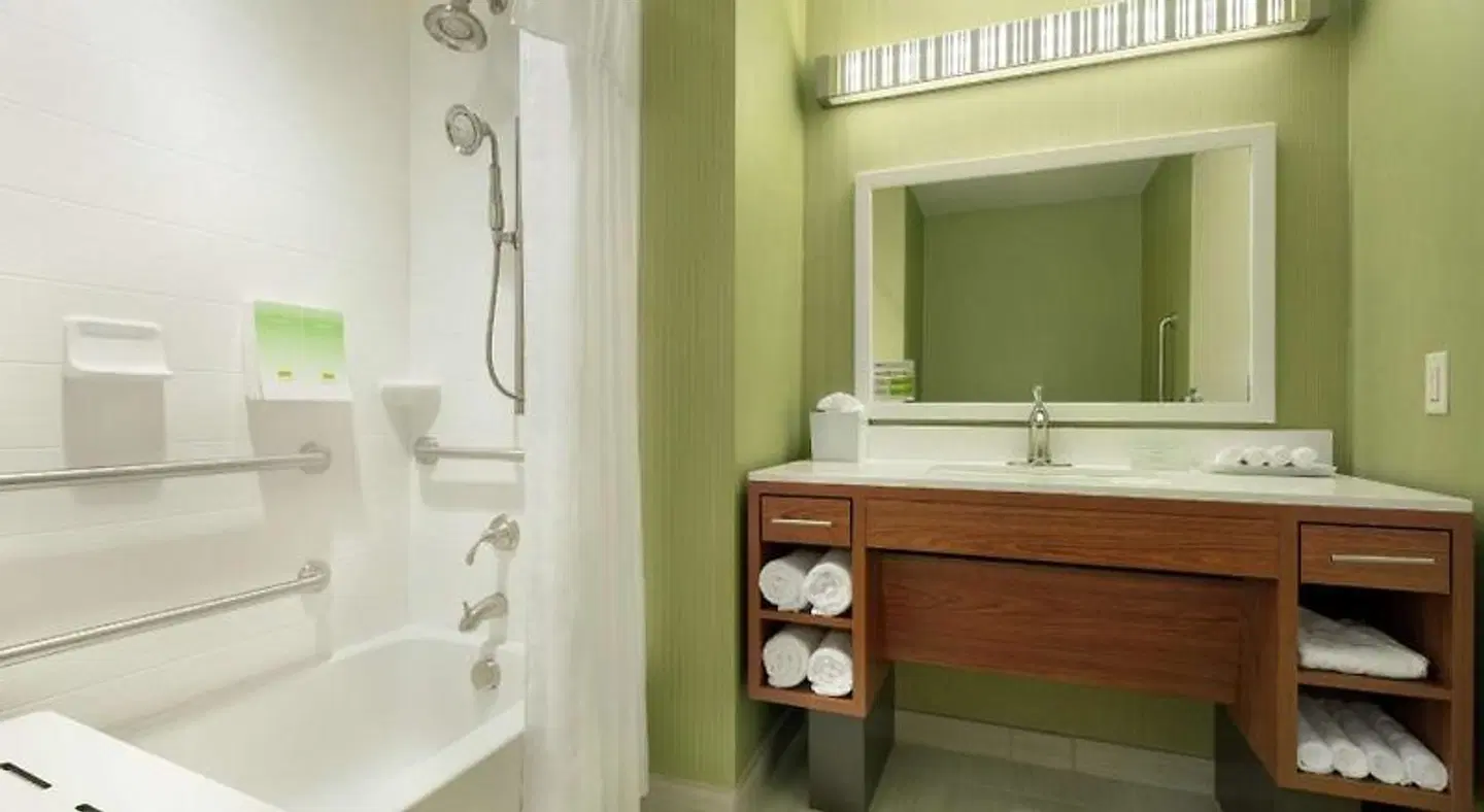 Home2 Suites by Hilton Minneapolis Bloomington Badezimmer