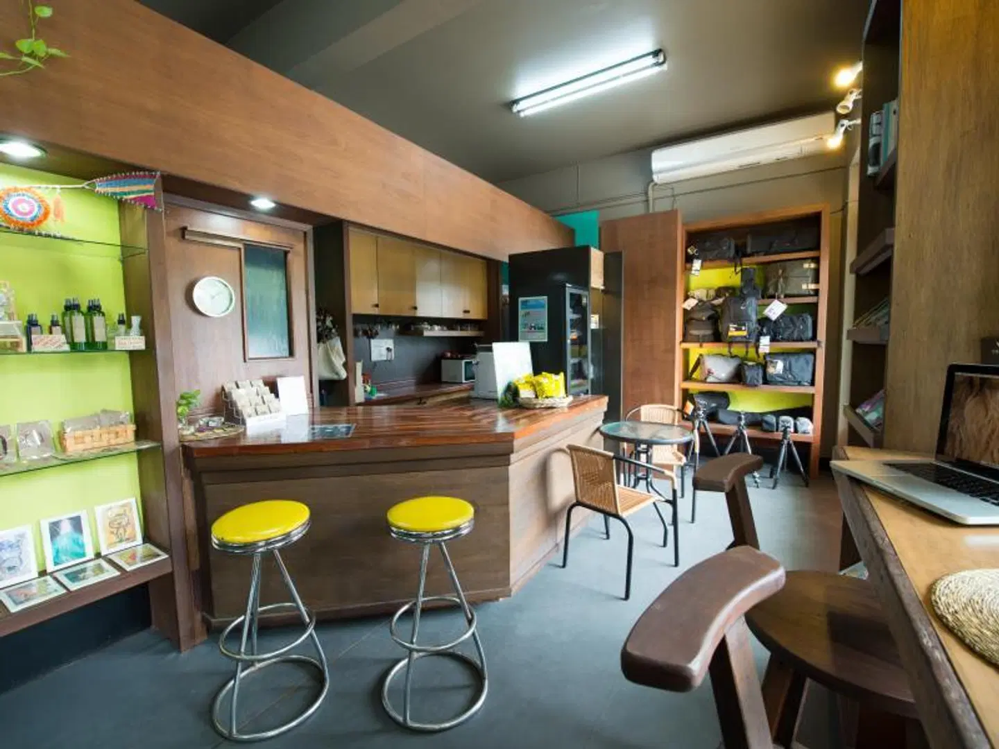 60 Blue House Bar