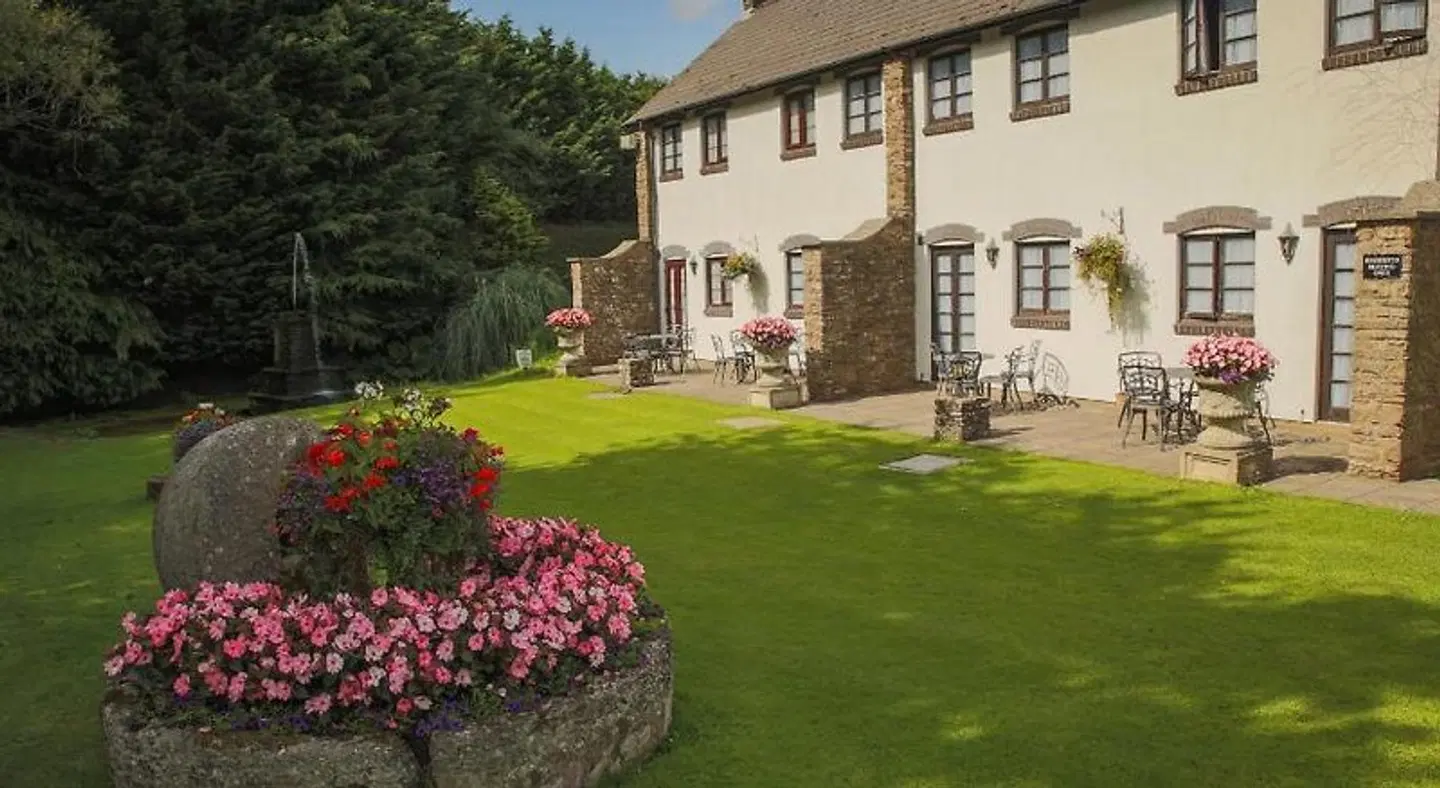 The Greyhound Inn and Hotel EXTERIOR