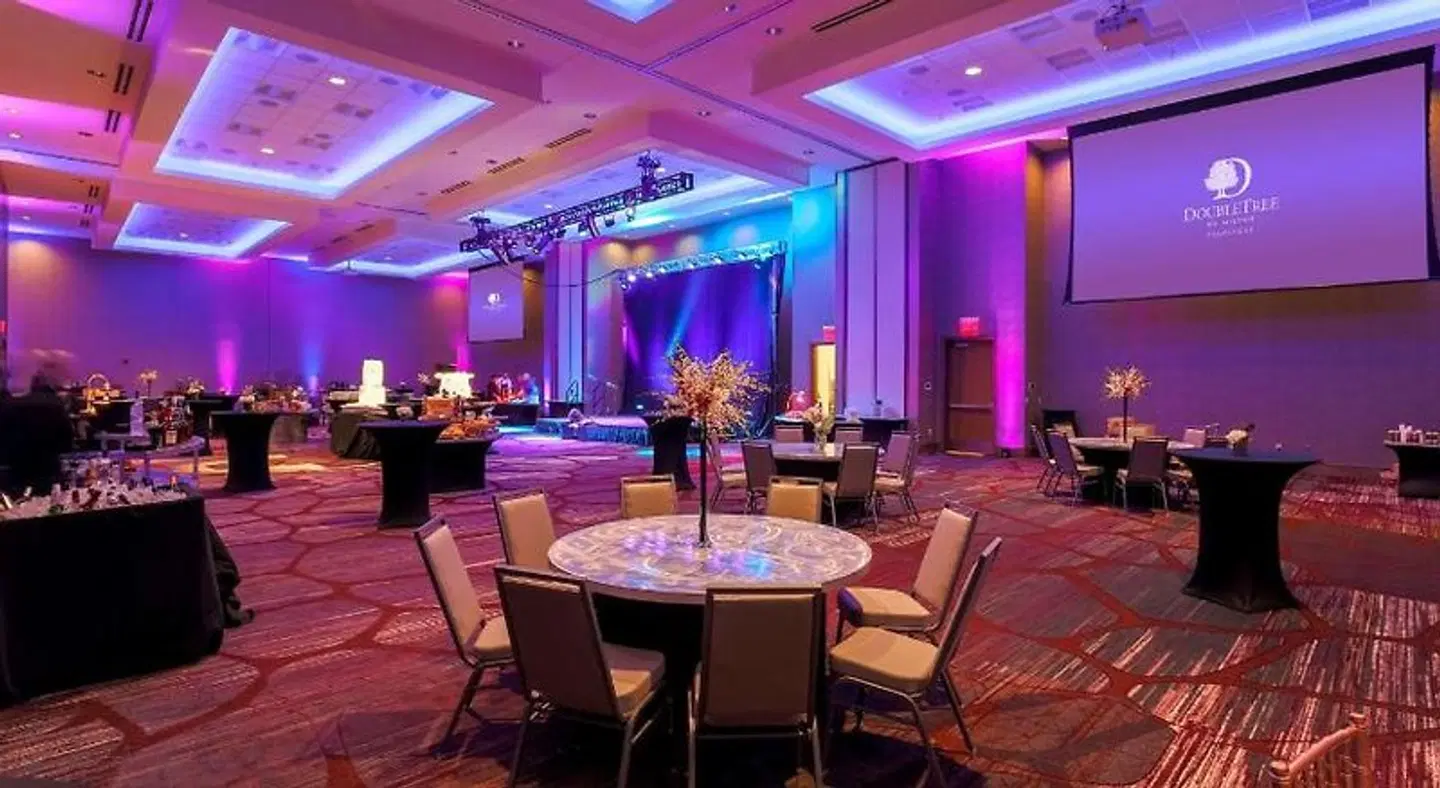 DoubleTree by Hilton Evansville, IN Bar
