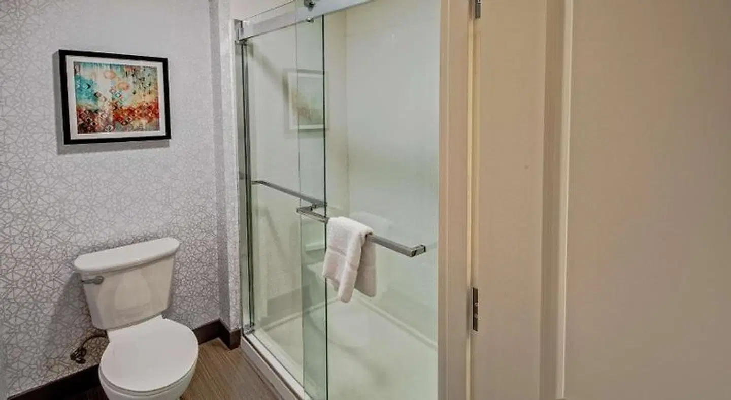 Hampton Inn Fresno Airport Badezimmer