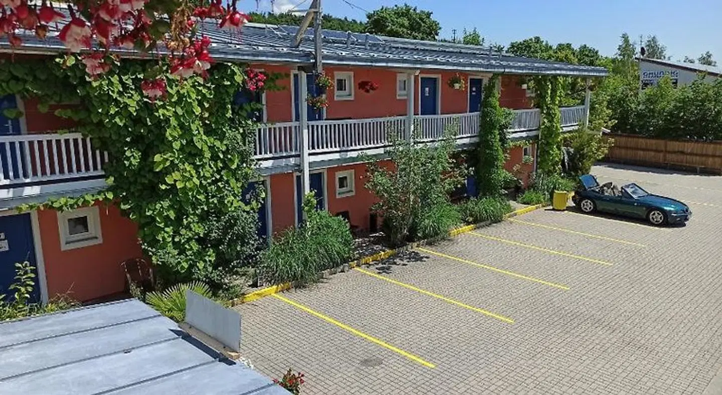 Max Motel EXTERIOR