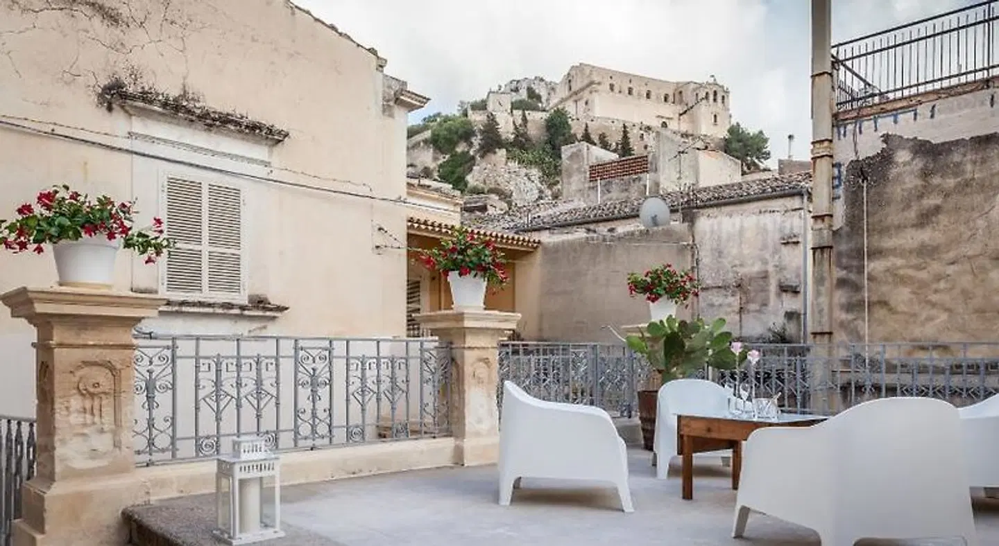 Palazzo Montalbano Terrasse