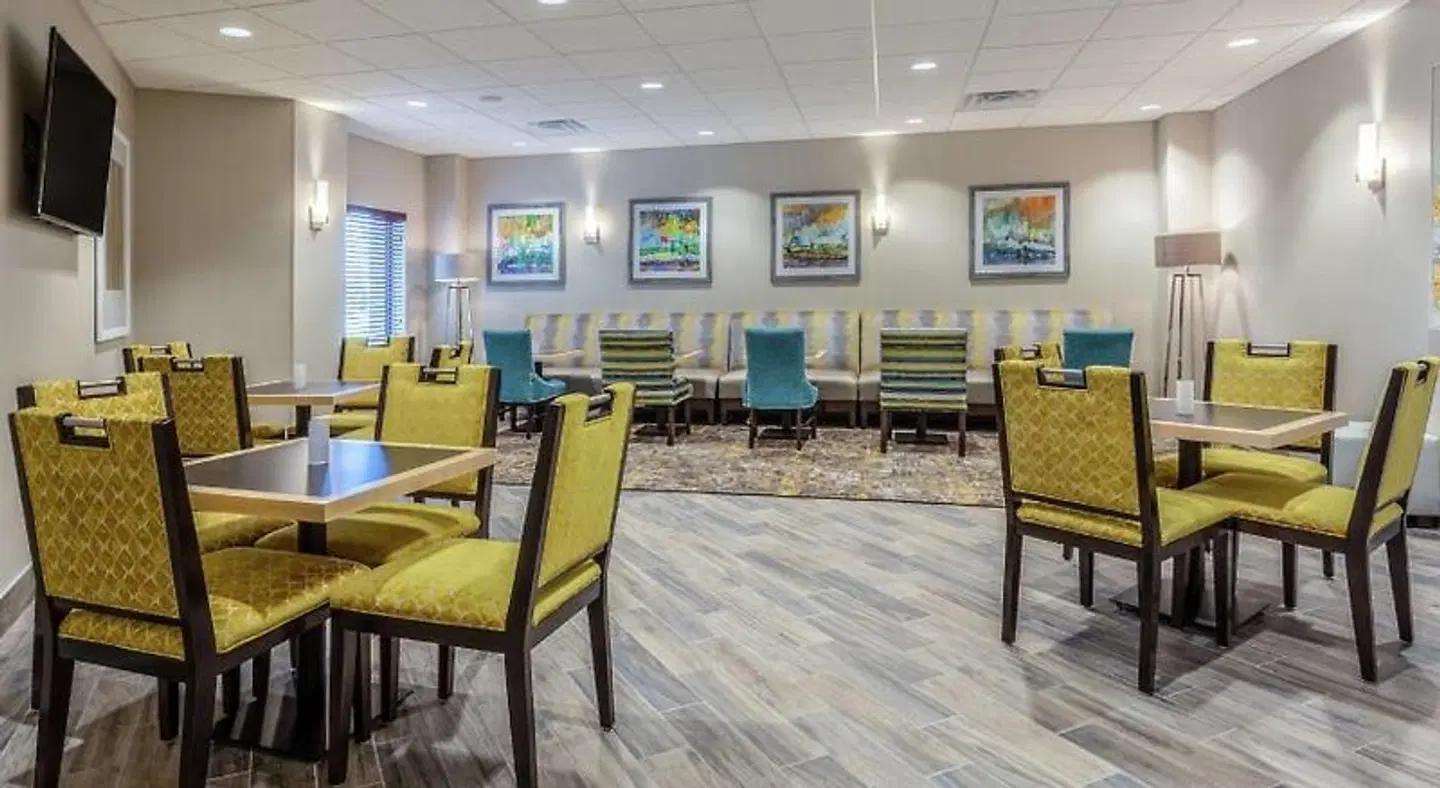 Hampton Inn & Suites Burlington Bar