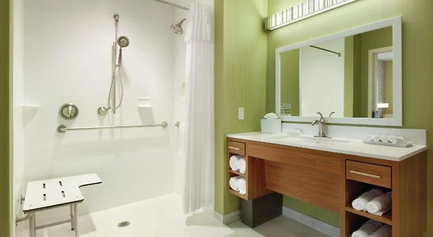 Home2 Suites by Hilton Minneapolis Bloomington Badezimmer