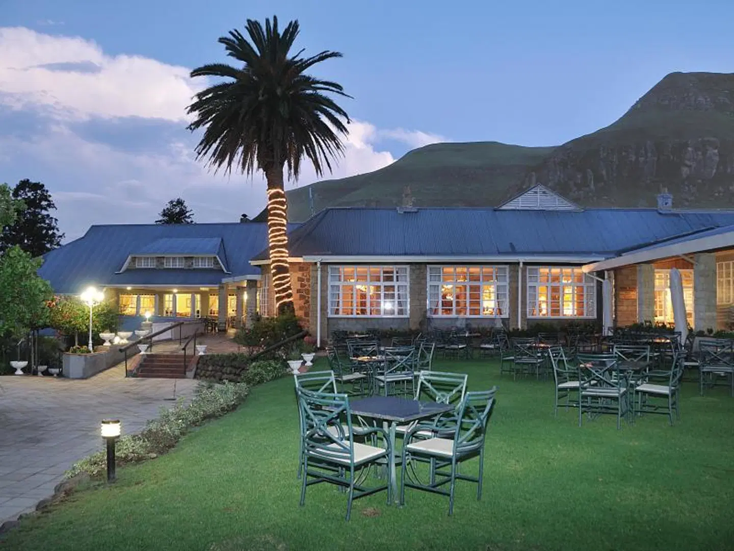 Cathedral Peak Hotel Terrasse