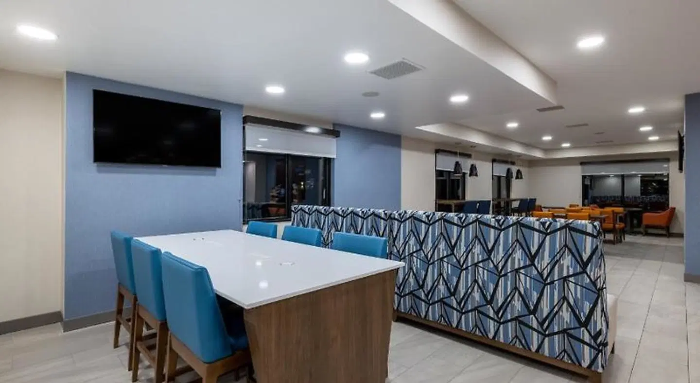 Holiday Inn Express Rochester South - Mayo Area by IHG Bar