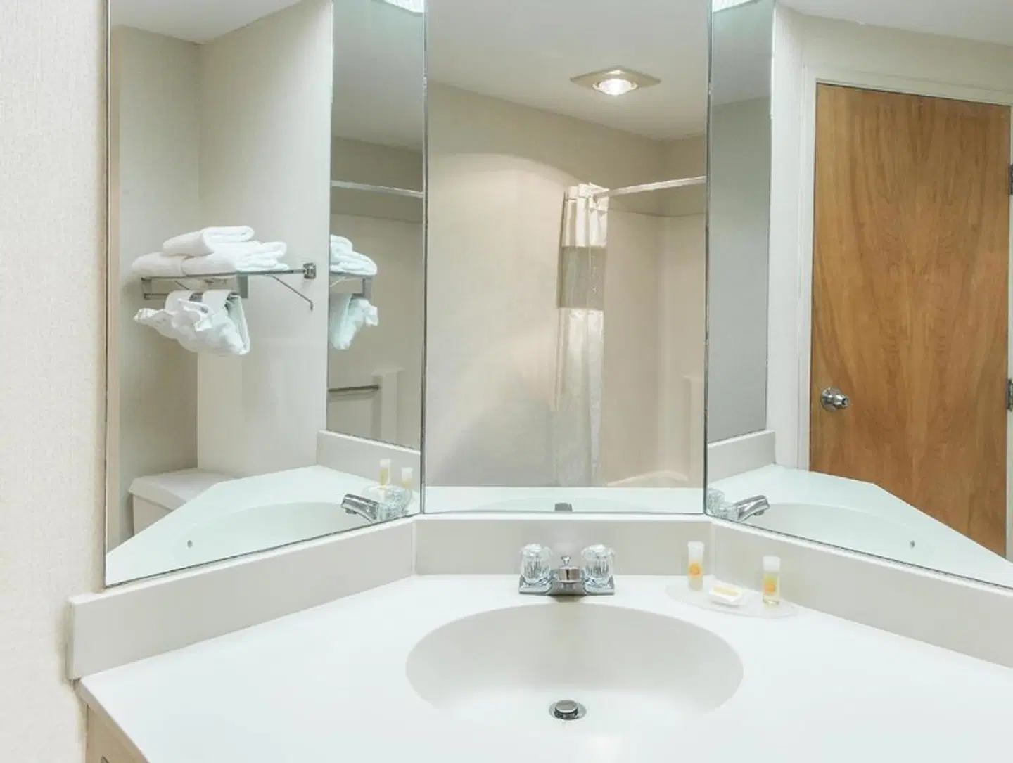 Tru by Hilton Chicopee Springfield Badezimmer
