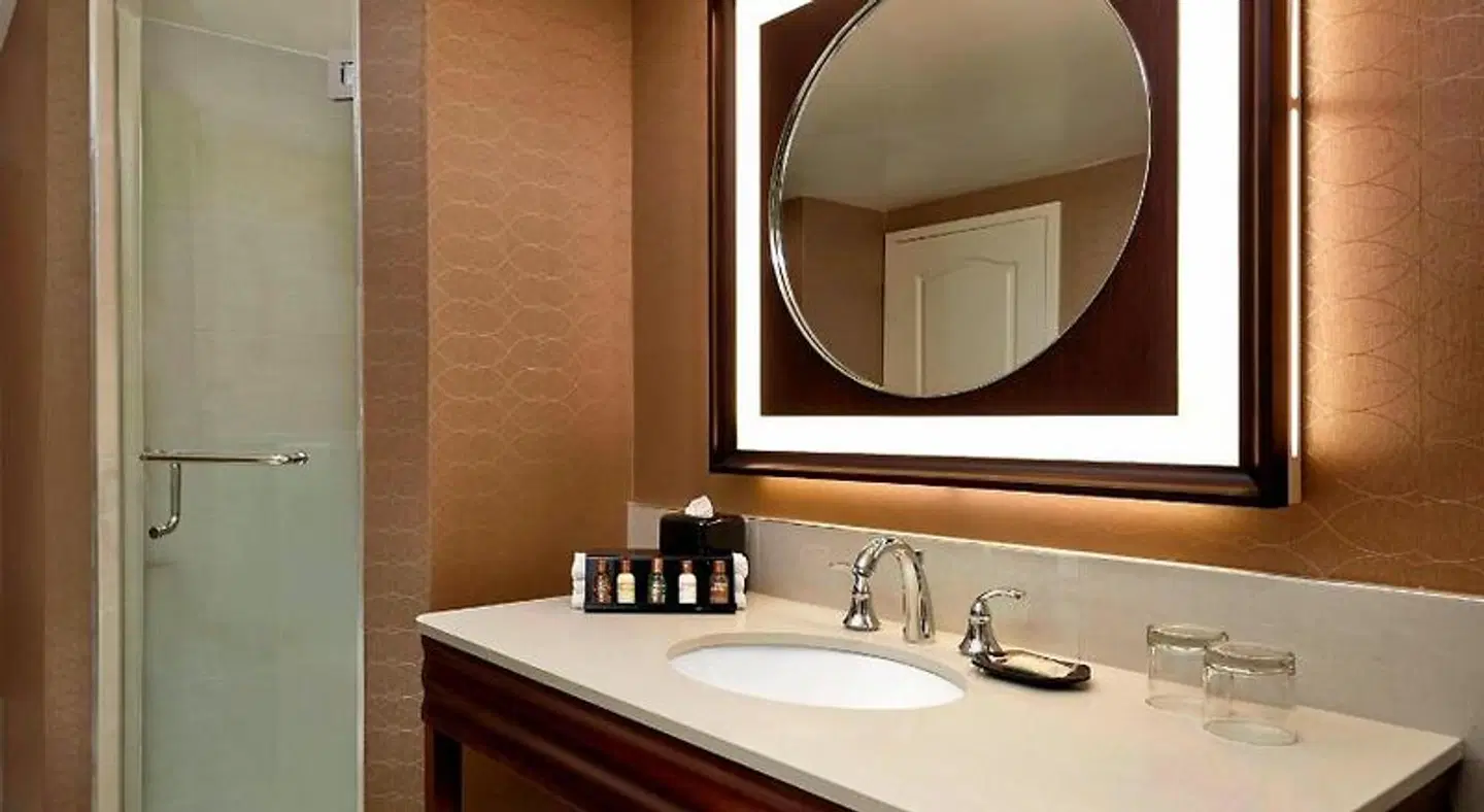 Sheraton Suites Calgary Eau Claire Badezimmer