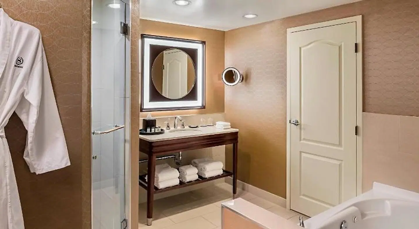 Sheraton Suites Calgary Eau Claire Badezimmer