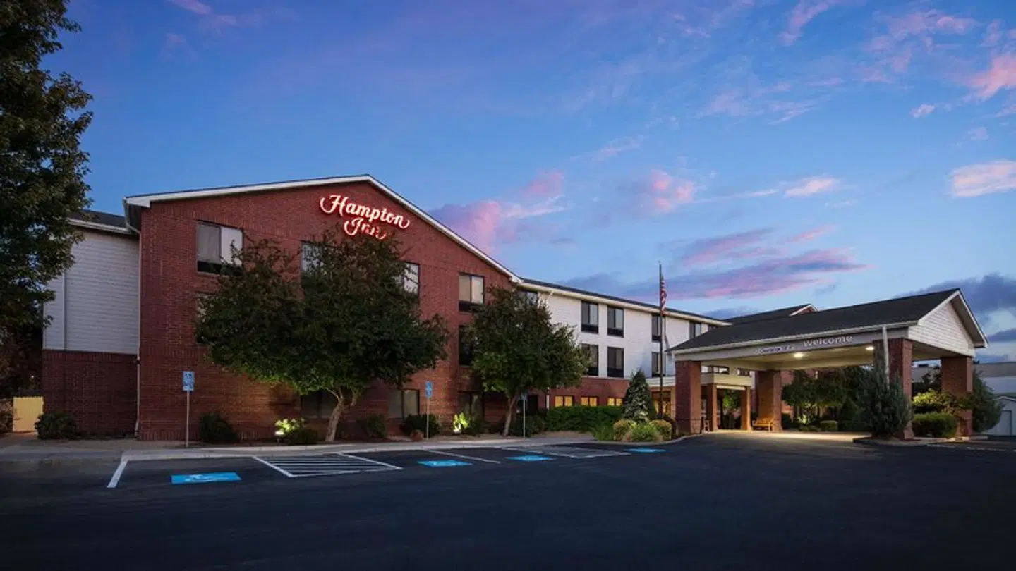 Hampton Inn Medford EXTERIOR