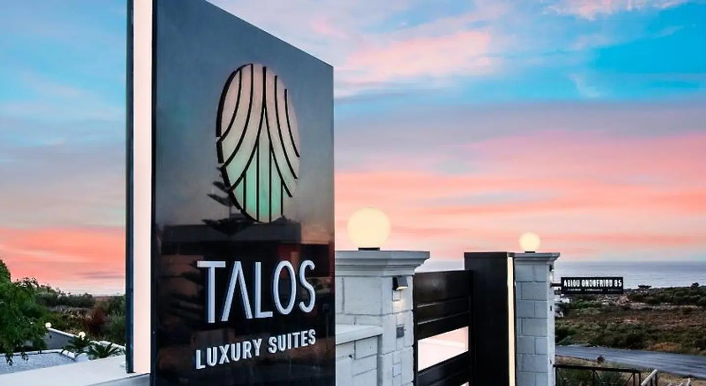 Talos Luxury Suites Terrasse