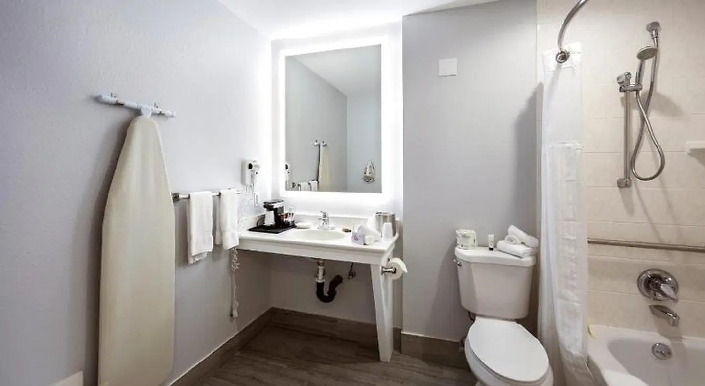 Red Lion Inn & Suites Grants Pass Badezimmer