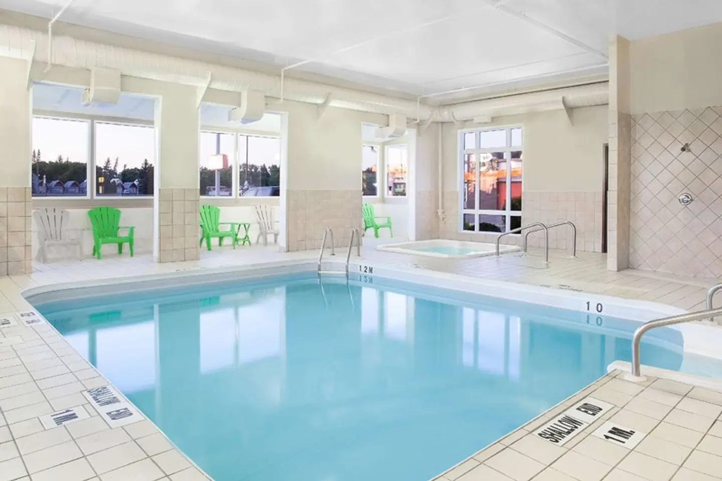 Super 8 by Wyndham Brandon MB Hallenbad