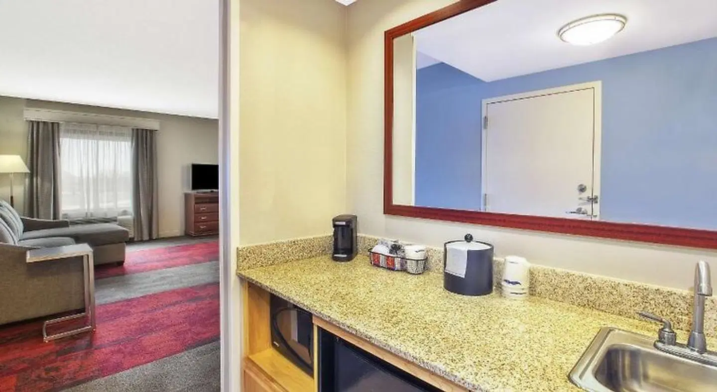 Hampton Inn & Suites Madison - West ROOM_EXAMPLE