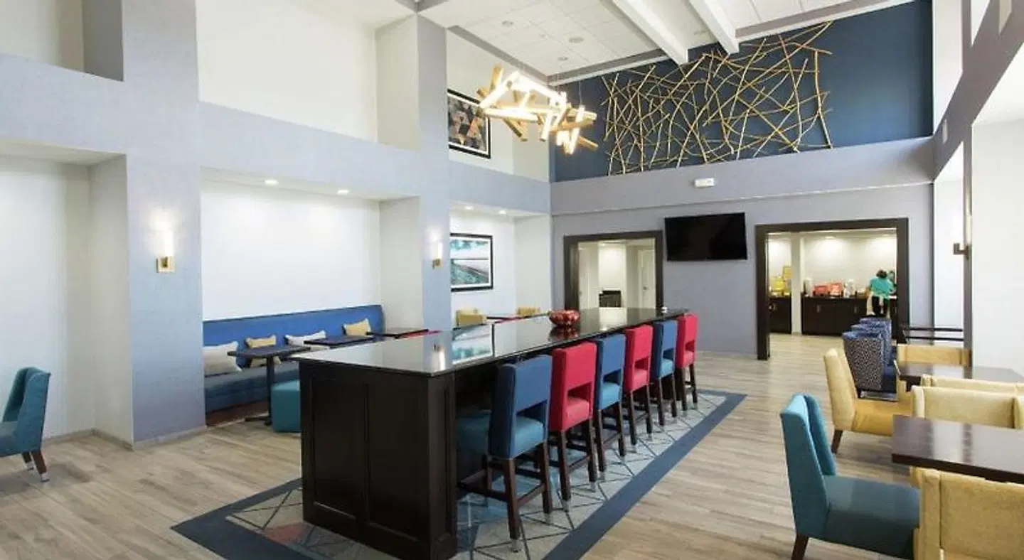 Hampton Inn & Suites Ankeny Bar